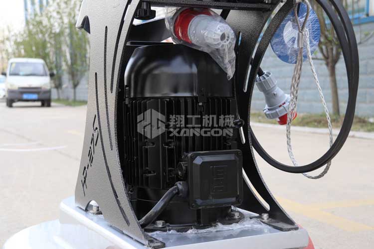 拋光機是為了讓地面表面有光澤，需要先研磨后才可以?huà)伖?。拋光分為粗拋和精拋，這時(shí)候可以使用拋光機，配合拋光墊，提高地面的光澤度。高速地坪拋光機讓你輕松完成地坪拋光工作，提高地坪亮度。
