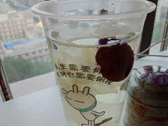 炎炎夏日到來(lái)，一杯銀耳紅棗美如詩(shī)！