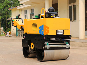 關(guān)于小型壓路機如何減少摩擦問(wèn)題呢？